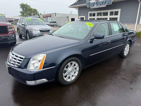 Used 2009 Cadillac DTS w/ Trunk Convenience Package FWD image 1