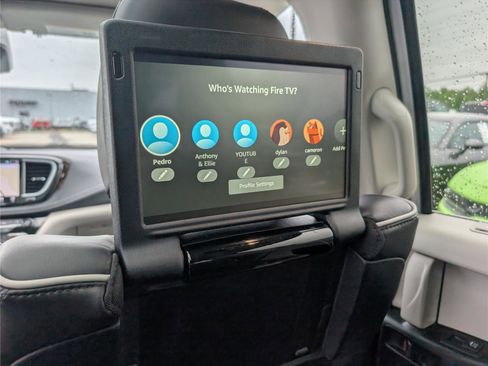 Used 2023 Chrysler Pacifica Limited w/ Uconnect Theater Family Group AWD/4WD image 18