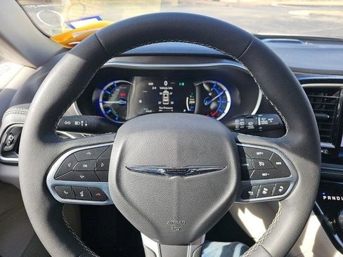 Used 2024 Chrysler Pacifica Select image 20