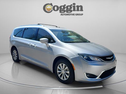 Used 2019 Chrysler Pacifica Touring-L image 8