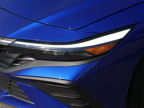 Certified 2025 Hyundai Elantra SE FWD image 16