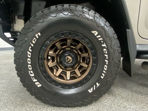 Used 2005 HUMMER H2 w/ Preferred Equipment Group image 25