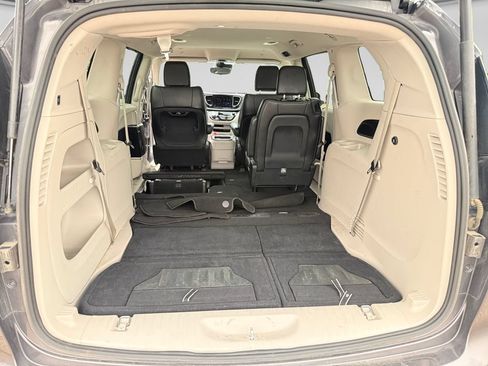 Used 2023 Chrysler Pacifica Touring-L FWD image 35