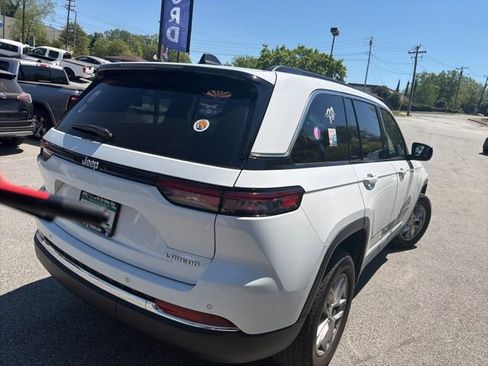 Used 2024 Jeep Grand Cherokee Laredo X image 21