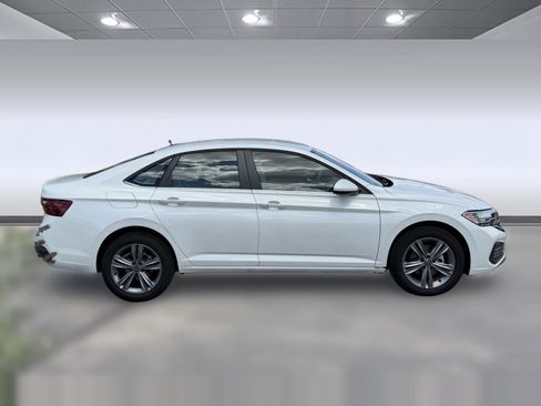 Used 2024 Volkswagen Jetta SE FWD image 6