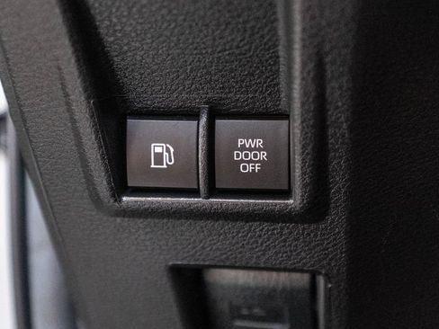 Certified 2025 Toyota Sienna LE FWD image 23