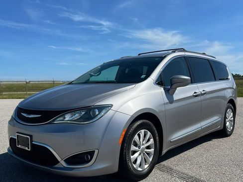 Used 2017 Chrysler Pacifica Touring-L FWD image 3