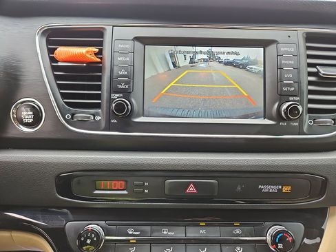 Used 2018 Kia Sedona LX w/ LX Essentials Premium Package FWD image 23