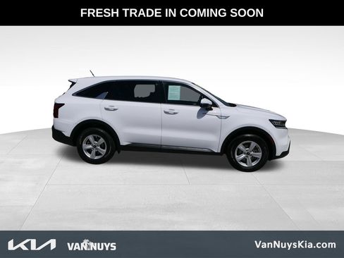Used 2023 Kia Sorento LX FWD image 2