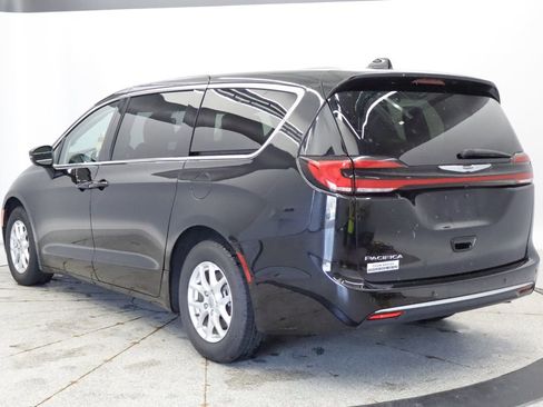 Certified 2023 Chrysler Pacifica Touring-L FWD image 3