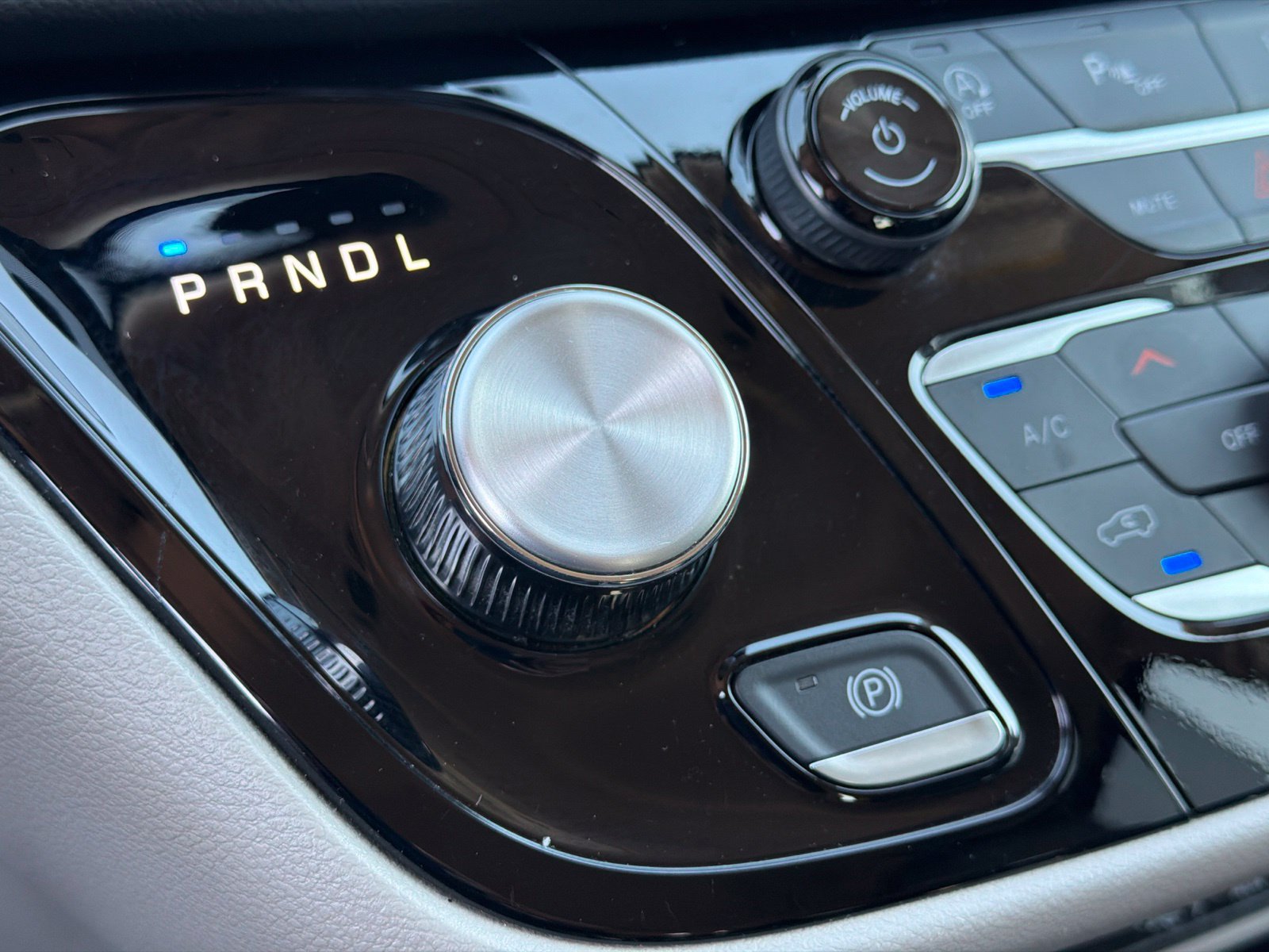 Used 2024 Chrysler Pacifica Touring-L FWD image 24