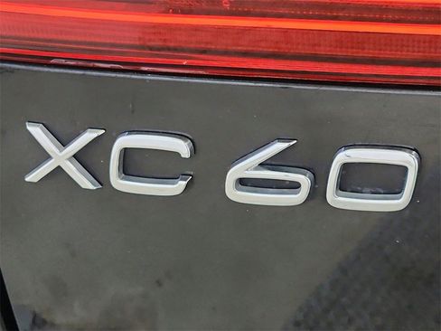 Used 2024 Volvo XC60 B5 Plus image 40