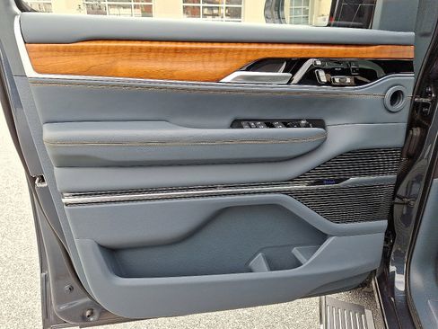 Used 2024 Jeep Grand Wagoneer Series III image 15