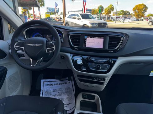 Used 2024 Chrysler Voyager LX FWD image 17