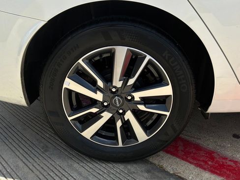 Used 2025 Nissan Versa SV FWD image 9