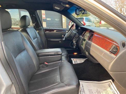 Used 2008 Lincoln Town Car Signature Limited image 27