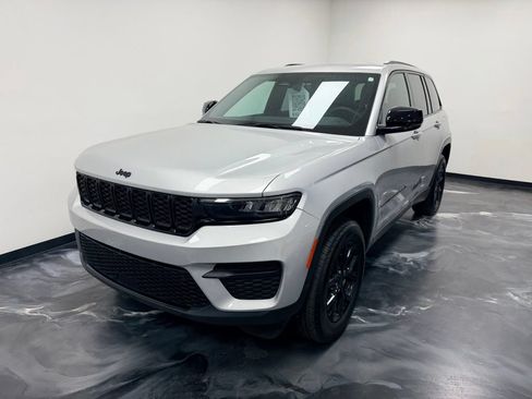 Used 2024 Jeep Grand Cherokee Altitude AWD/4WD image 4