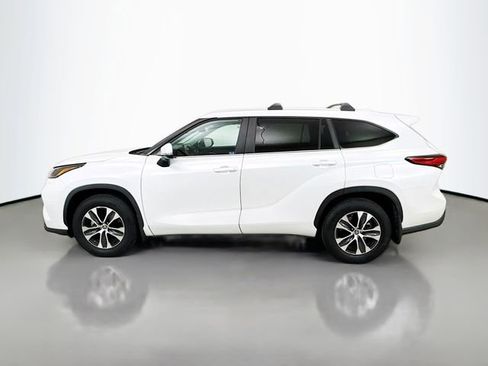 Used 2023 Toyota Highlander XLE AWD/4WD image 4