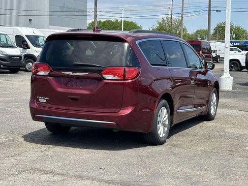 Used 2017 Chrysler Pacifica Touring-L FWD image 4