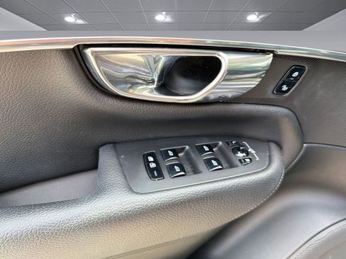 Used 2017 Volvo XC90 T5 Momentum w/ Vision Package FWD image 12