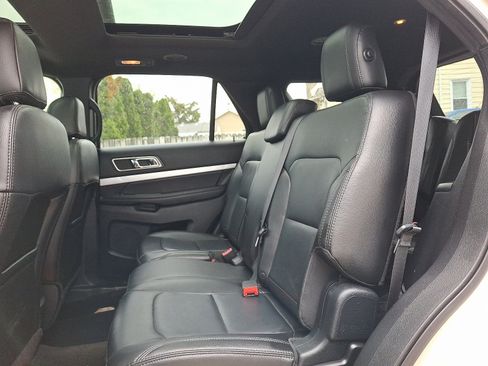 Used 2017 Ford Explorer XLT w/ Equipment Group 202A AWD/4WD image 10