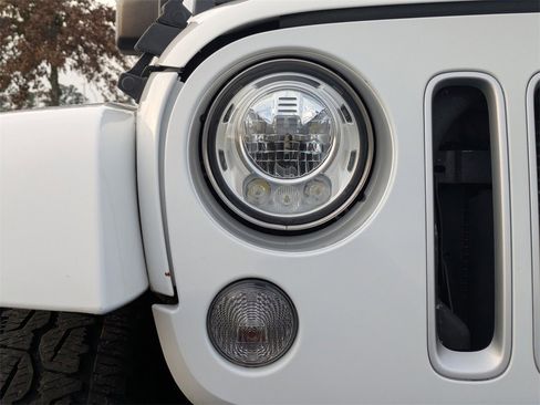 Used 2017 Jeep Wrangler Unlimited Sahara w/ Max Tow Package image 11