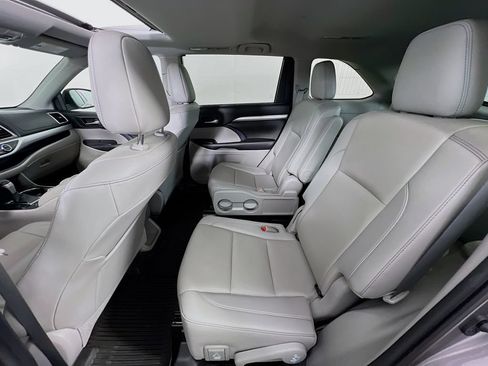Used 2019 Toyota Highlander XLE w/ Protection Package #3 AWD/4WD image 25