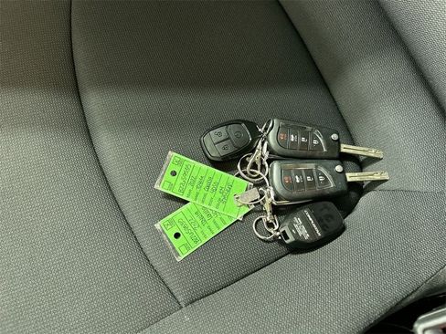 Used 2022 Toyota Corolla LE image 12