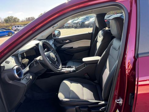 Used 2025 Chevrolet Trax LT image 25