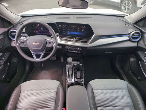 Used 2025 Chevrolet Trax LT w/ LT Convenience Package FWD image 21