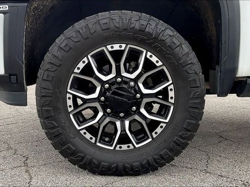 Used 2024 GMC Sierra 2500 Denali Ultimate AWD/4WD image 8