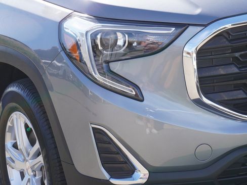 Used 2019 GMC Terrain SLE w/ Driver Convenience Package FWD image 3