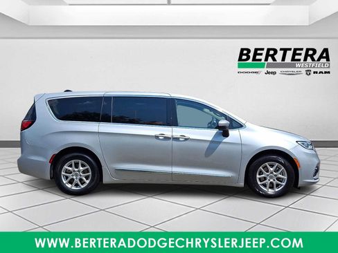 Certified 2023 Chrysler Pacifica Touring-L FWD image 7