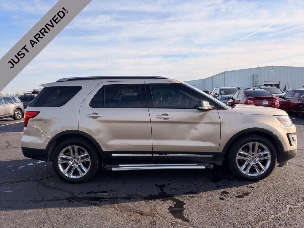 Used 2017 Ford Explorer XLT w/ Equipment Group 202A FWD image 4