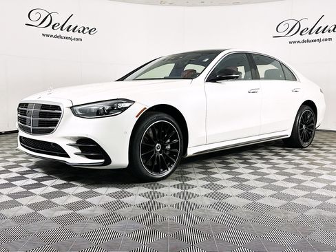 Used 2022 Mercedes-Benz S 580 4MATIC Sedan w/ AMG Line Package image 3
