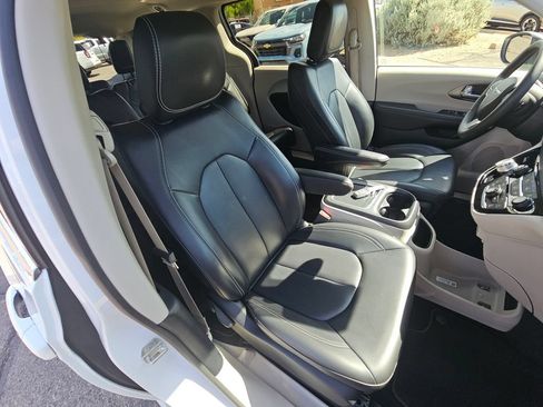 Used 2023 Chrysler Pacifica Touring-L FWD image 12