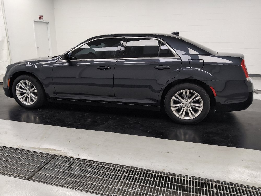 Used 2018 Chrysler 300 Touring L RWD image 3