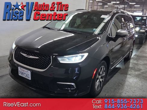 Used 2023 Chrysler Pacifica Pinnacle FWD image 1