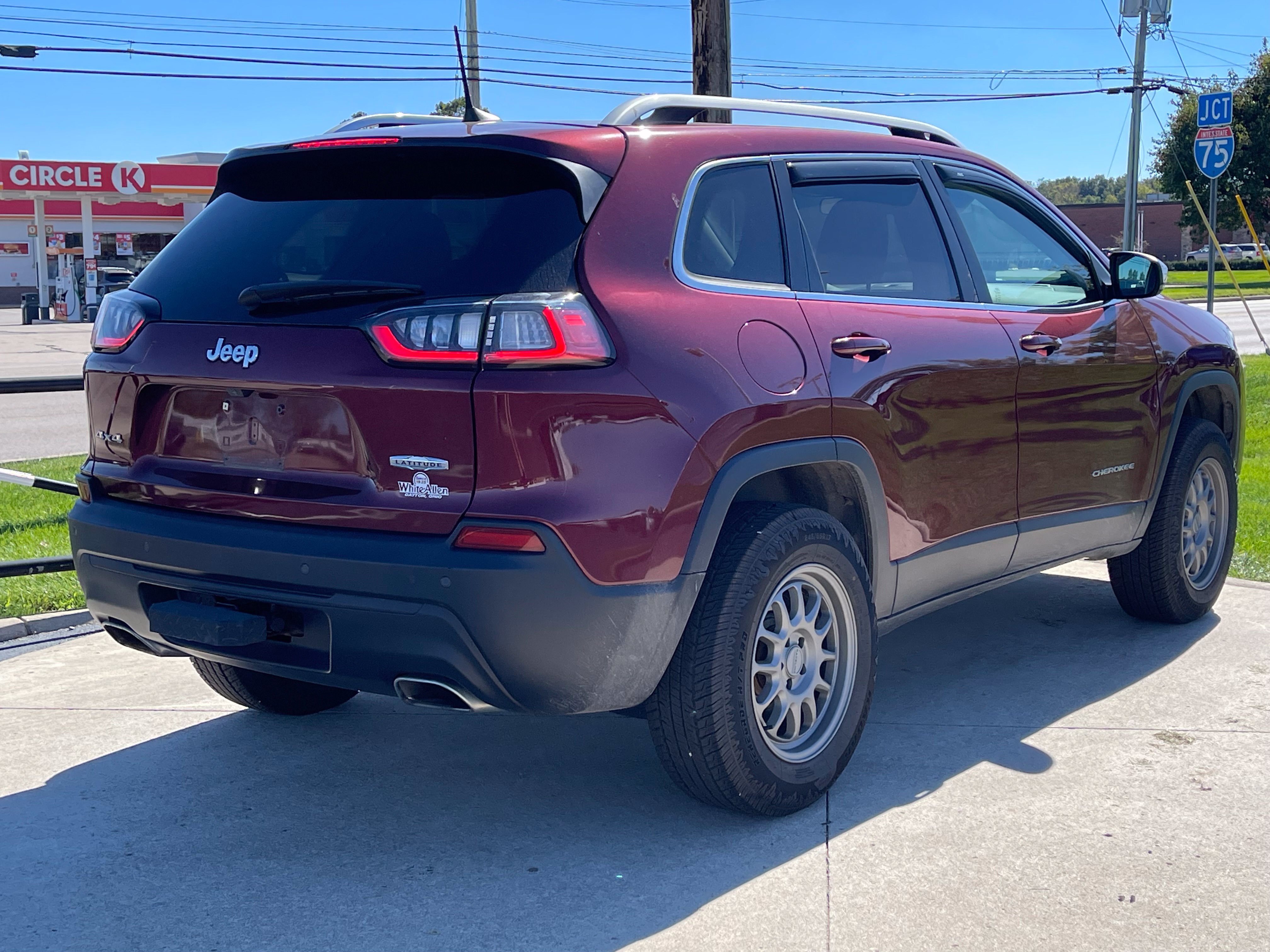 Used 2019 Jeep Cherokee Latitude w/ Cold Weather Group AWD/4WD image 7