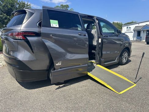 Used 2022 Toyota Sienna LE image 2