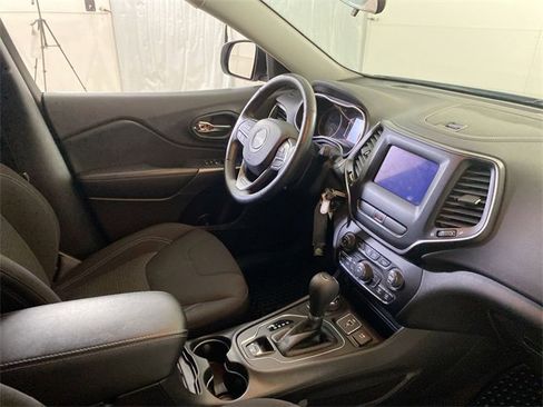 Used 2019 Jeep Cherokee Latitude w/ Cold Weather Group image 15