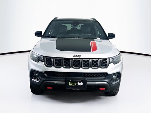 Used 2025 Jeep Compass Trailhawk image 2