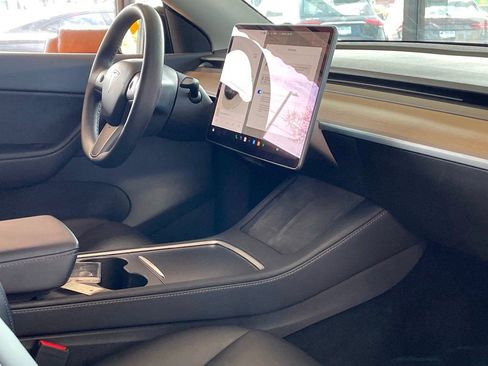 Used 2022 Tesla Model Y Long Range image 23