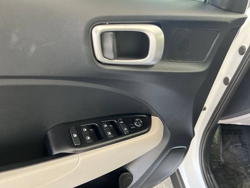 Used 2023 Hyundai Venue SEL FWD image 13