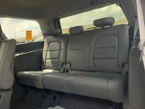 Used 2018 Lincoln Navigator Reserve w/ Technology Package AWD/4WD image 9
