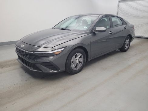 Used 2024 Hyundai Elantra SE FWD image 2