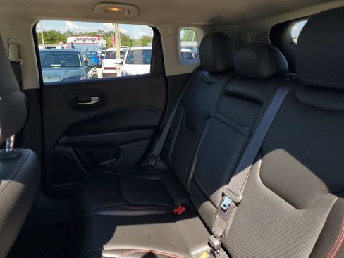 Used 2018 Jeep Compass Trailhawk w/ Leather Interior Group AWD/4WD image 17