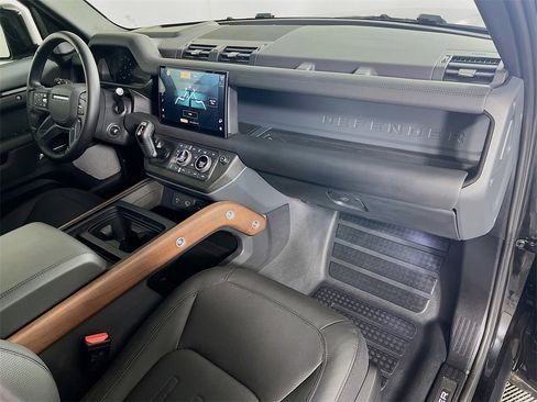 Used 2024 Land Rover Defender 130 X image 31