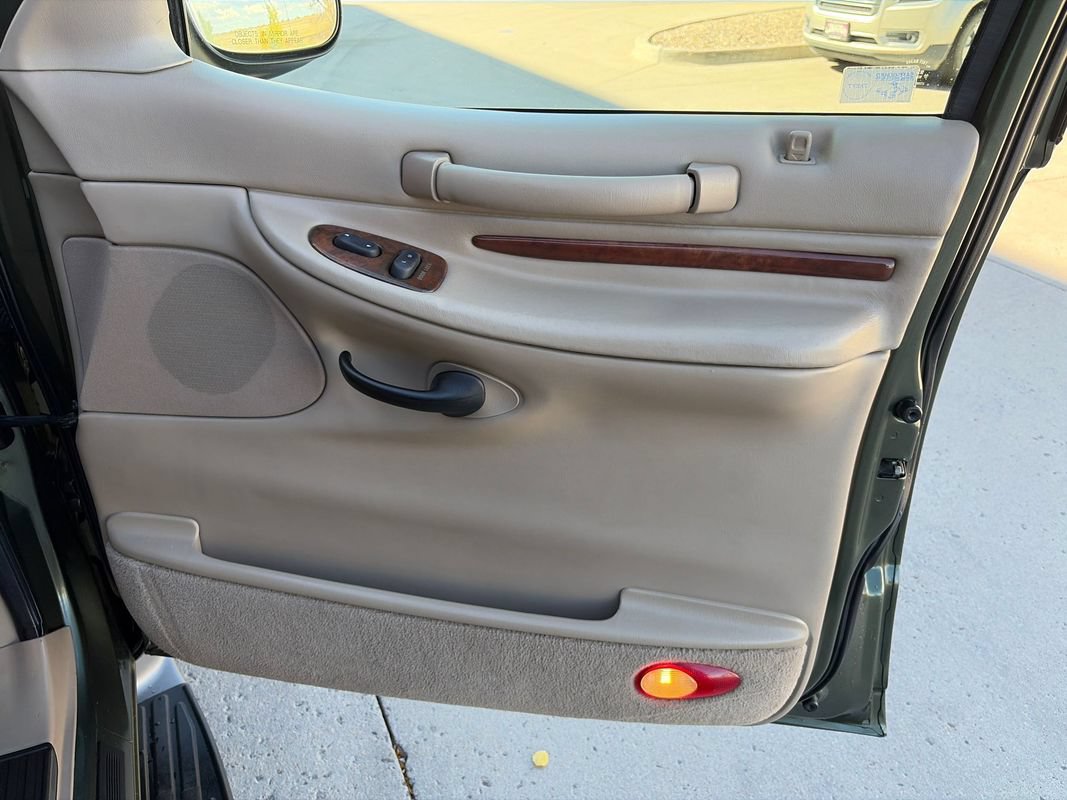 Used 2001 Lincoln Navigator 4WD image 23
