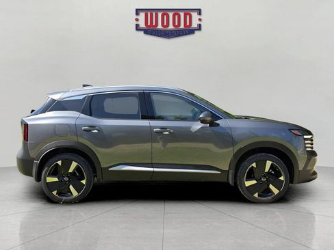 Used 2025 Nissan Kicks SR AWD/4WD image 2